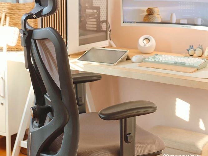 SIHOO chair in front of white computer desk