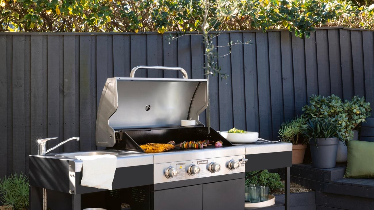 Four-burner outdoor barbecue kitchen with built-in tap and sink