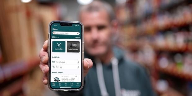 man showing the image on his moblie phone