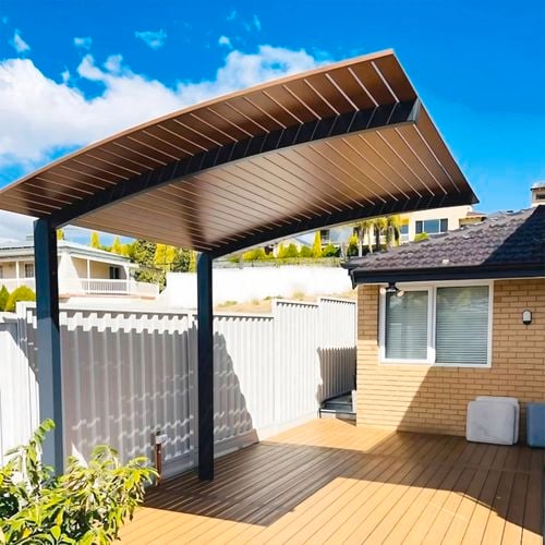 Experience the allure of curved elegance with The Miami pergola. Enhance your outdoor space with its premium look and enjoy the perfect balance of shade and style.