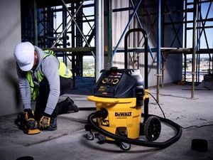 Tradie using the Dewalt air extractor tool on his worksite