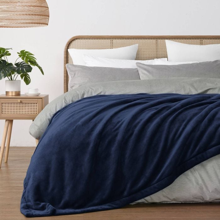 Serene Hudson Fleece And Sherpa Reverse Blanket Midnight Blue 240x250cm (queen/king Bed)