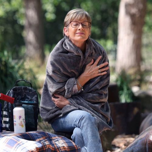 Experience warmth and elegance with the Sash & Bloom Heated Shawl in Grey. A cordless, portable and luxurious heated blanket that zips into a wearable shawl. 