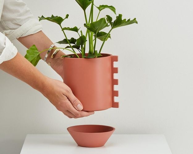 Feature Pot - Zip - Dusty Rose w hands