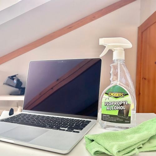 DIGGERS™
  Isopropyl Alcohol 1560549 is ideal for computer equipment with a high
  evaporation rate, keeping them 99.9% free of germs