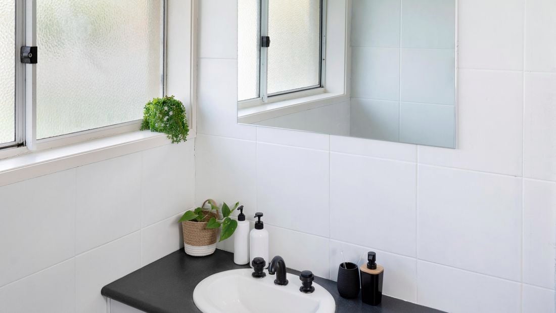 How To Paint Bathroom Tiles - Bunnings New Zealand