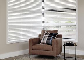 A corner window with venetian blinds