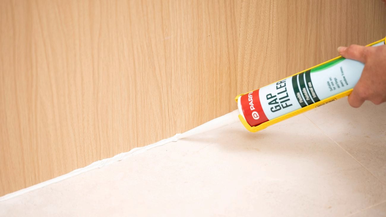 Prepare the sealant cartridge and apply the filler.