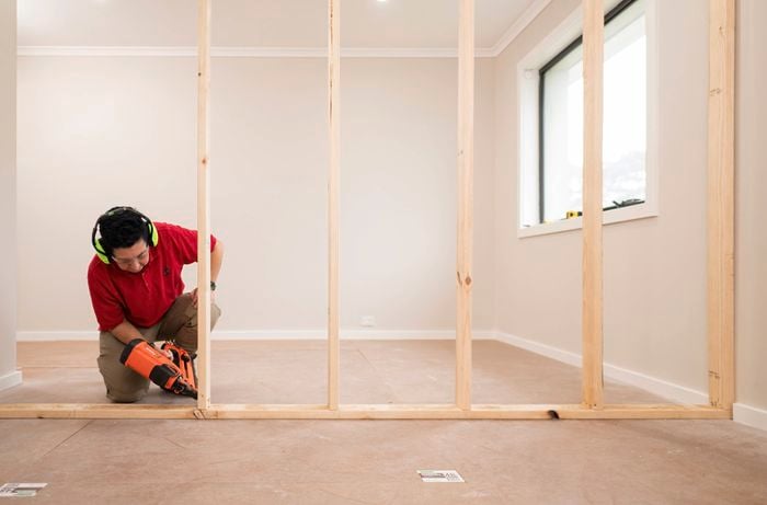 Fix the bottom plate Secure the bottom plate to the floor using a nail gun