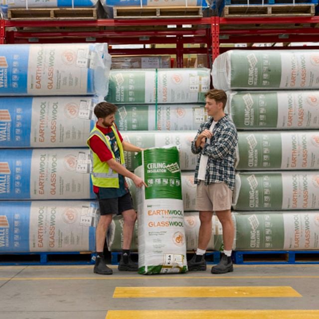 Bunnings team member showing a customer glasswool insulation in a bunnings store