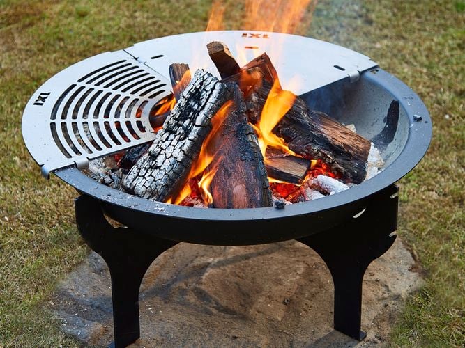 Pit n Grill deluxe with grill plates and open flame.