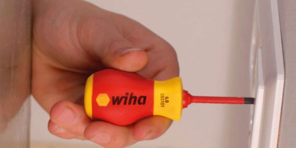 Compact screwdrivers for confined spaces