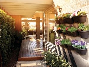 Garden up pots on the wall design
