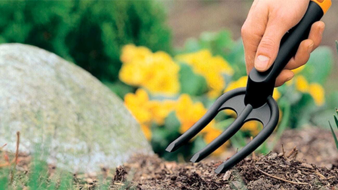 Using a Fiskers nyglass weed garden fork in the garden.