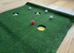 It’s time to bring the golf Masters to your home with this indoor putting green. 