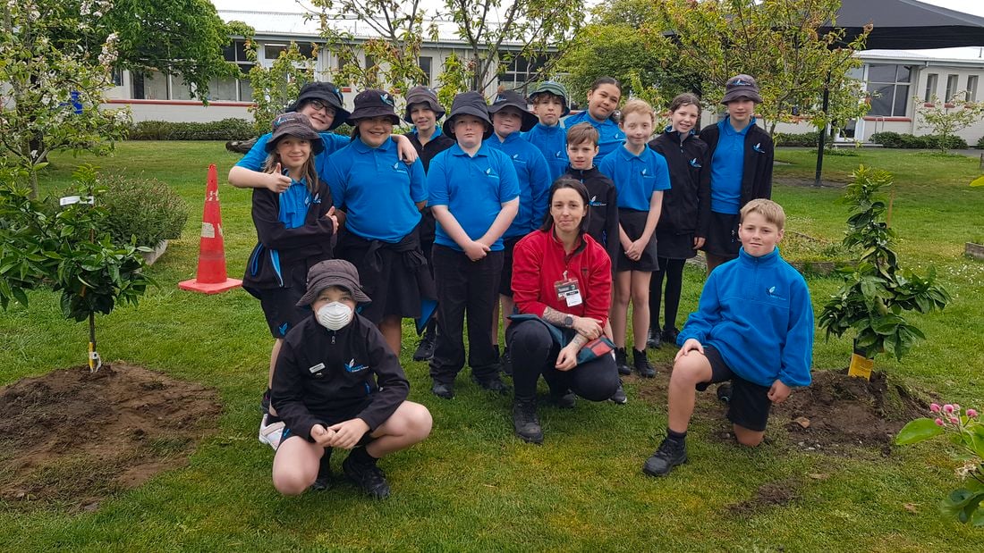 Students and a Bunnings Team Member at Waitakiri School.