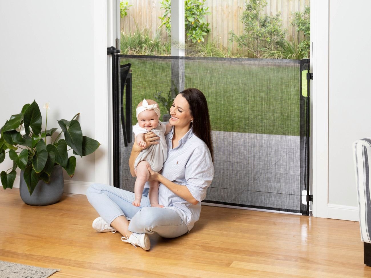 Retractable baby gate