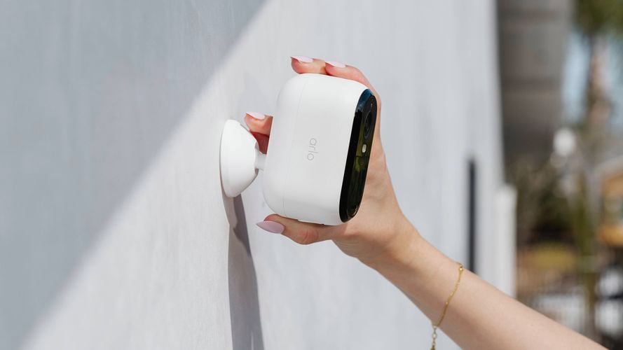 Brand page - Arlo - Gallery - E3 Battery_Setup_ARLO2025-4