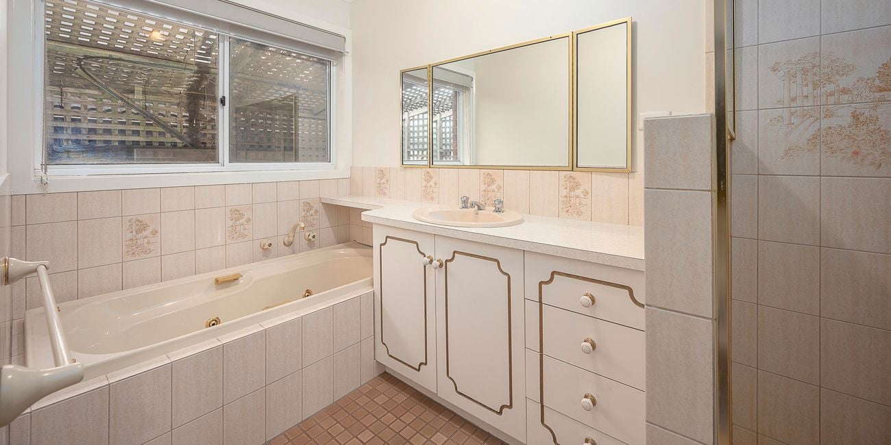 Old fashion bathroom with a bath, shower and basin in it