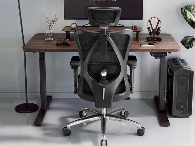 SIHOO chair in front of computer desk
