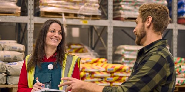 Bunnings trade specialist talking to a customer