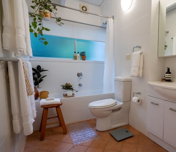 Overview of a bright, white bathroom with minimalistic Barelli accessories