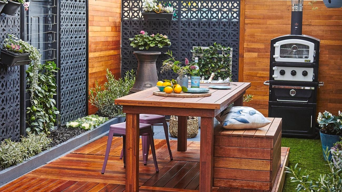 Outdoor entertaining area featuring black privacy screens.