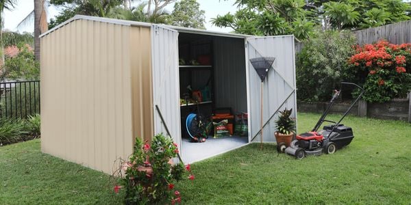 Cream shed - Lawn mower - Garden - Wide