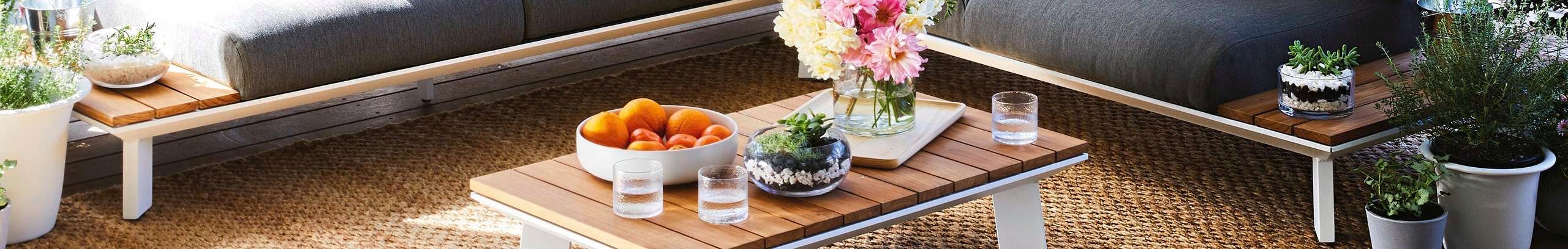 Outdoor lounge setting
