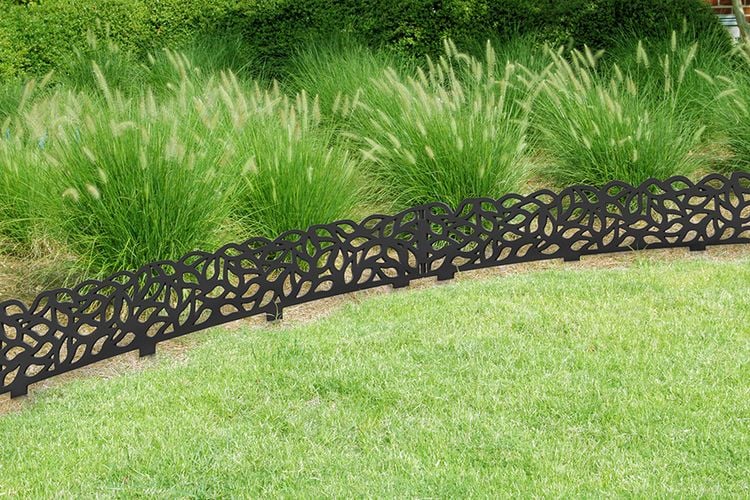Garden bed with decorative screen garden edging