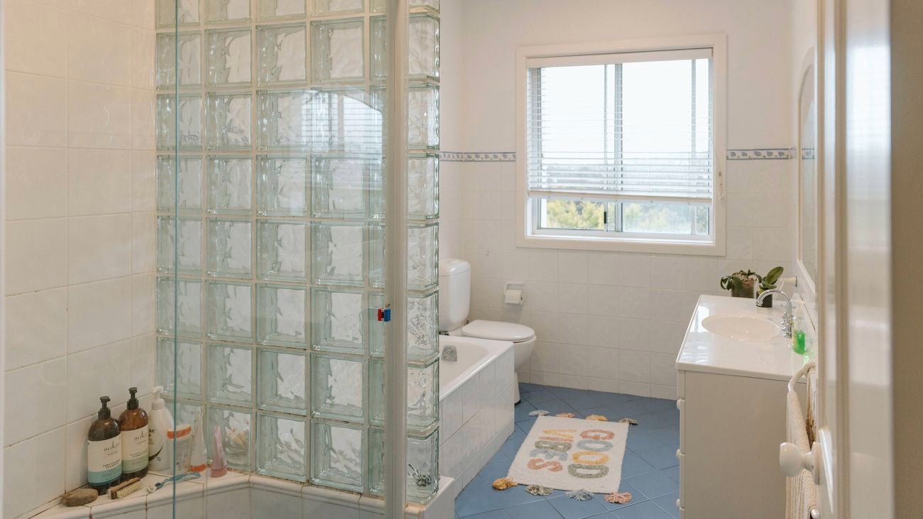 Before for the article -Five ways to transform an old bathroom on a budget