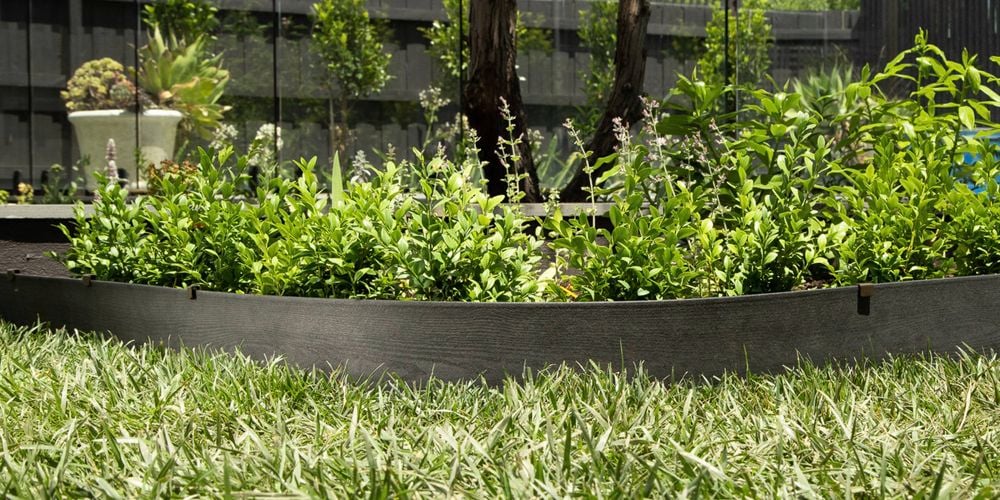 A
  simple, durable edging solution, our Charcoal Composite Edging is the perfect
  choice for straight and curved garden edges. I/N: 0238078
