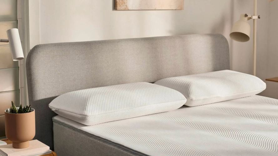 Medium firm 39X72x15cm washable white cover pillow.