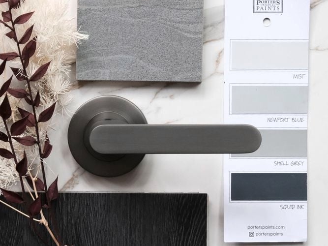 Moodboard with dark floor boards and neutral tones with the Almeri gun metal grey lever