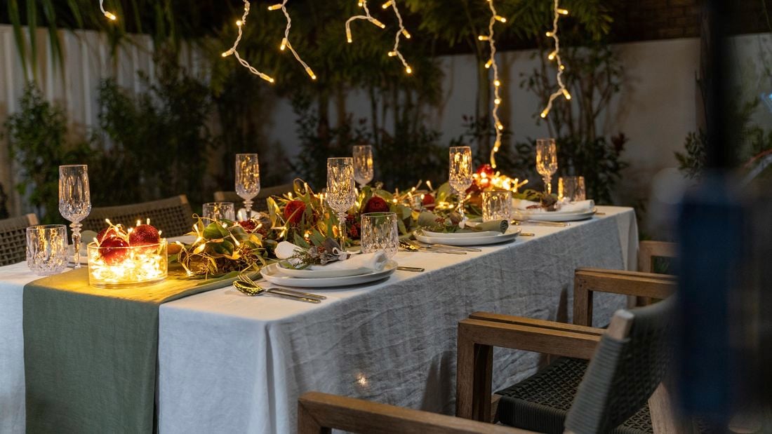 Outdoor table setting decorated with green and red