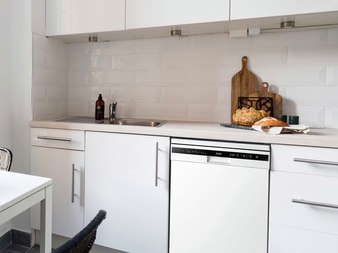 The
  perfect cost effective solution for homes of all sizes, whether you’re
  single, a couple or a family. Finished in a timeless white with a modern
  black control panel, the EDW6012W does all your dirty work for you, so you
  can kick back and relax! I/N: 0429656