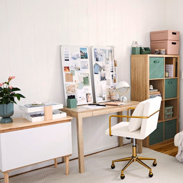 Study room with a table, chair and lounge.
