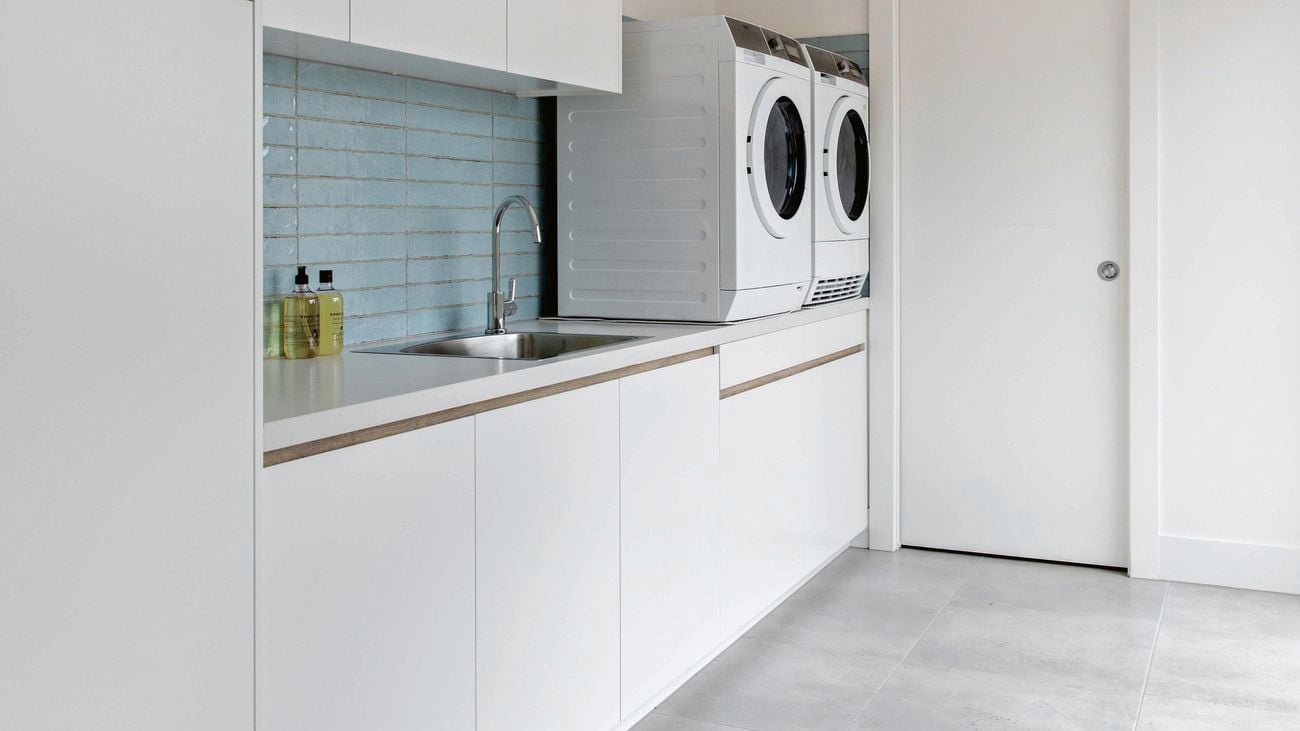 Laundry bench with washing machine and clothes dryer