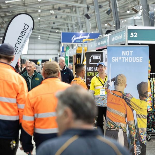 trade customer's walking around the trade bunnings expo event