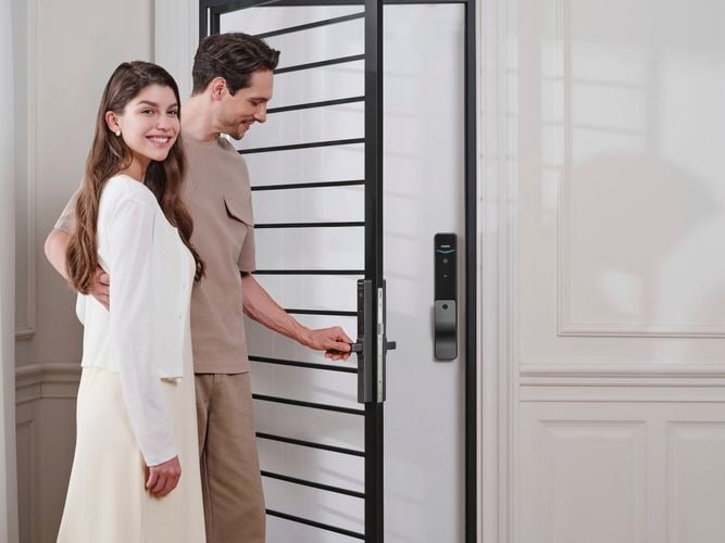 Front door equipped with a Philips Smart Lock