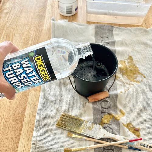 DIGGERS™
  Water Based Turpentine 0381709 is perfect for cleaning and conditioning paint
  brushes and rollers after use