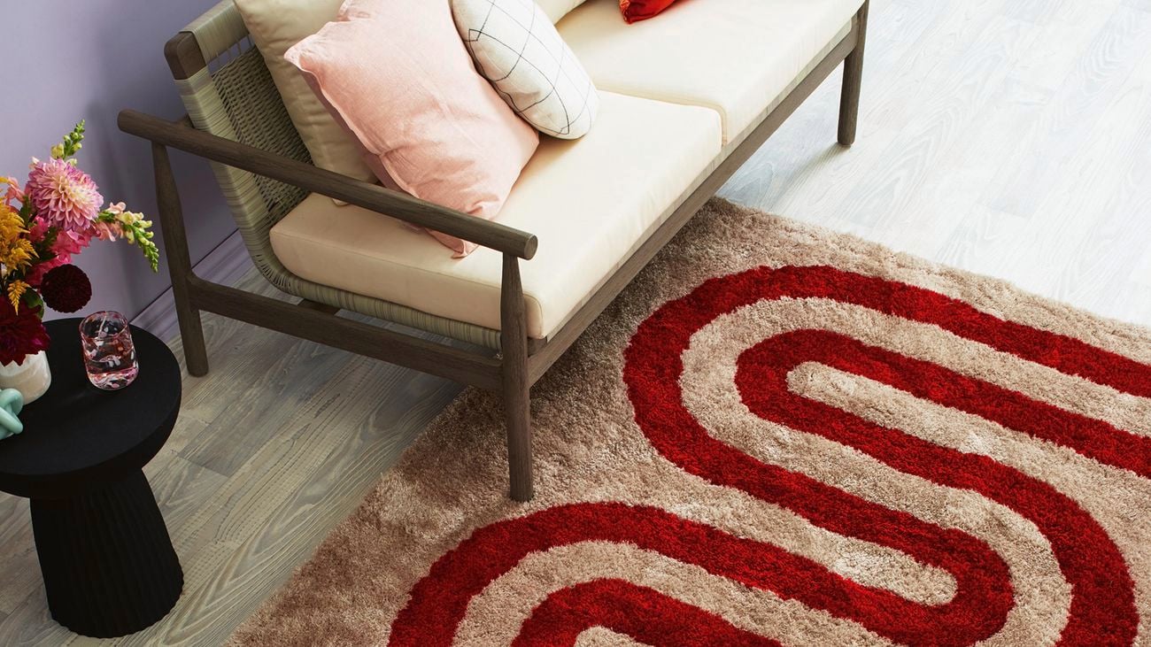 Red squiggle rug with lounge.