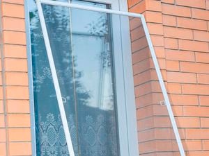 Installing fly screen for windows