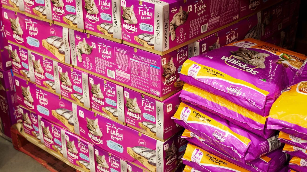 Close up shot of different brands of pet food on Bunnings’ shelves