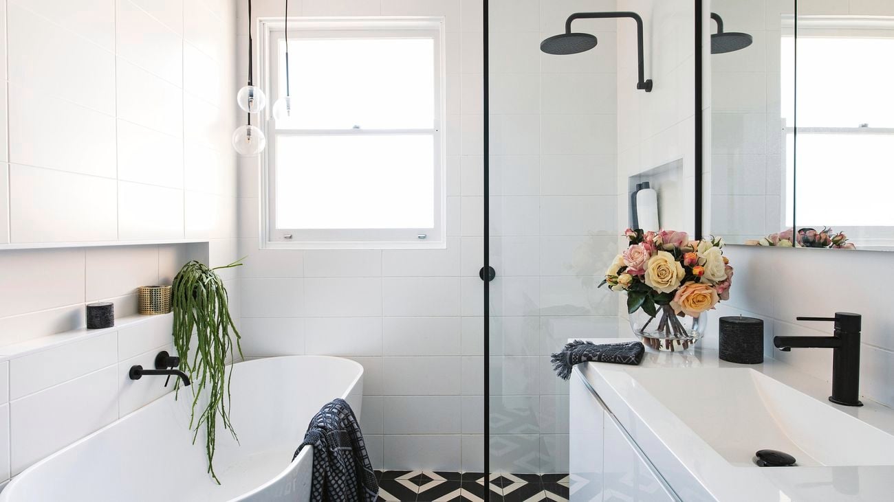 modern black and white bathroom with bathtub