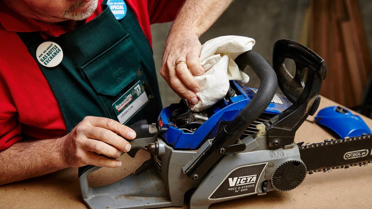 DIY - Extra 14 - How to sharpen a chainsaw - Leighton