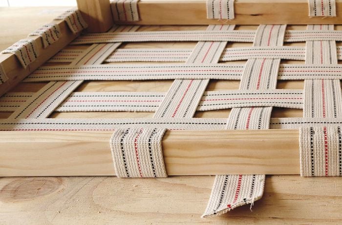 Weaving the cloth bench webbing widthways