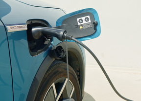 EV charger cord plugged into powerpoint and car