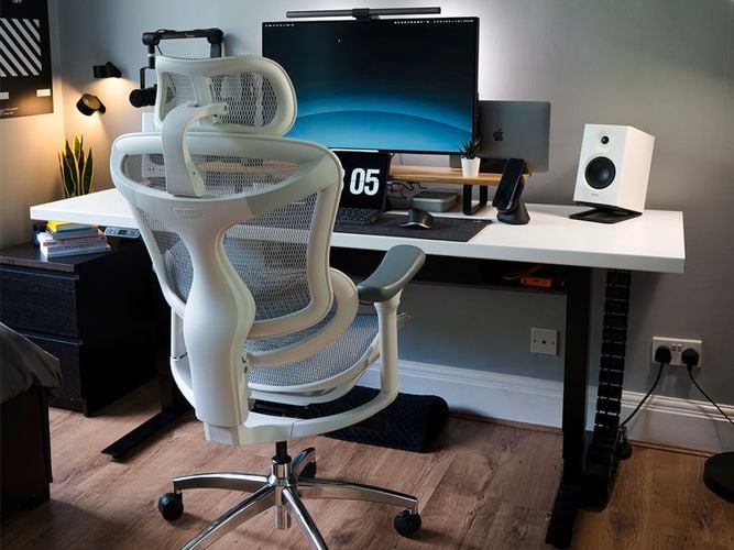 SIHOO white chair in front of computer desk