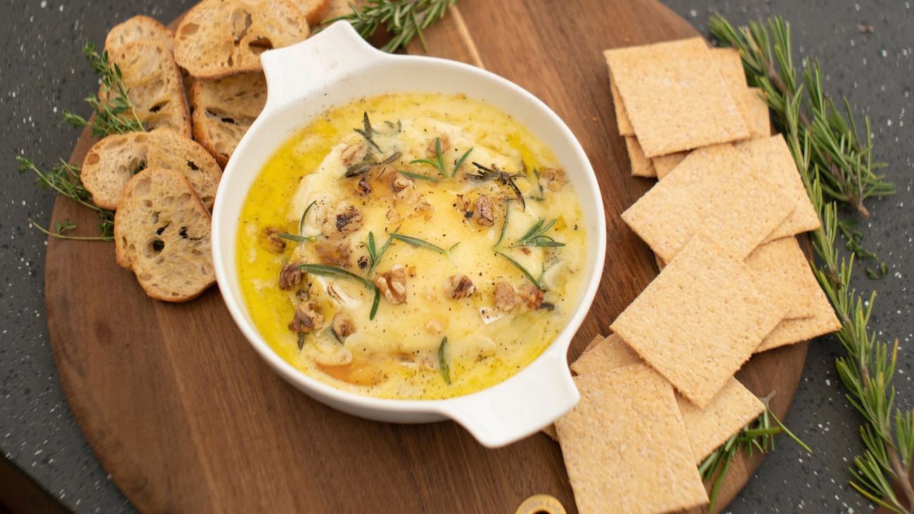 Close up of a meal with some crunchy snacks and bread slices.
